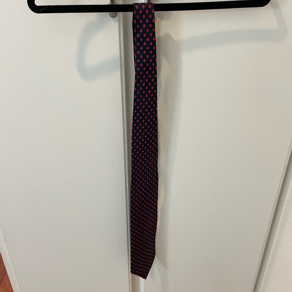 Briar neck tie navy and red polka dot